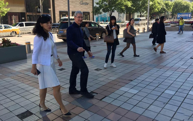 庫(kù)克第八次訪華:與滴滴柳青坐專車 參與開發(fā)者座談-鋒巢網(wǎng)