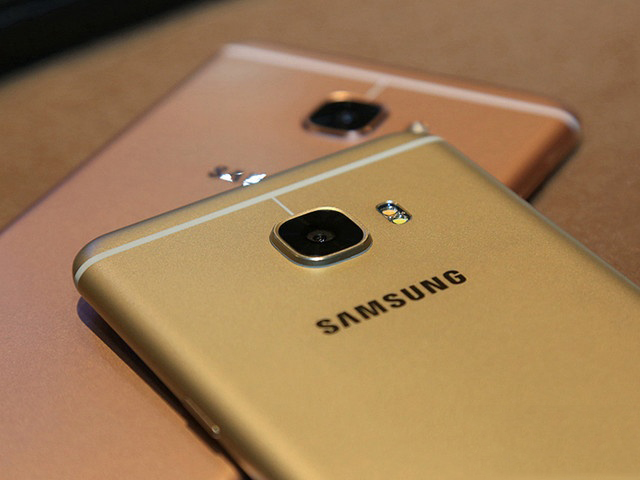 中國“特供機(jī)”三星Galaxy C7上市:配驍龍625 2599元起售-鋒巢網(wǎng)