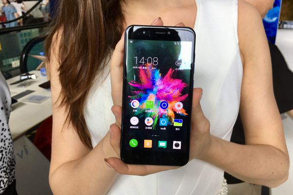 ivvi裸眼3D手機(jī)發(fā)布：2199元，4月19日開賣-鋒巢網(wǎng)