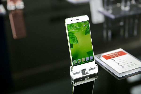 余承東回應華為P10缺疏油層與閃存混用問題:友商大量炒作丑化我們-鋒巢網