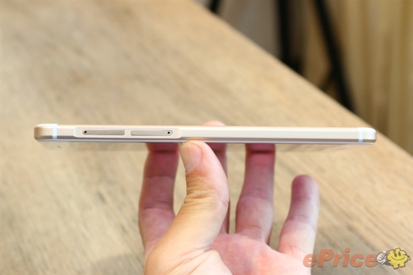 歸中國(guó) 夏普發(fā)布新機(jī)Z3:驍龍652/4G內(nèi)存/3200元-鋒巢網(wǎng)