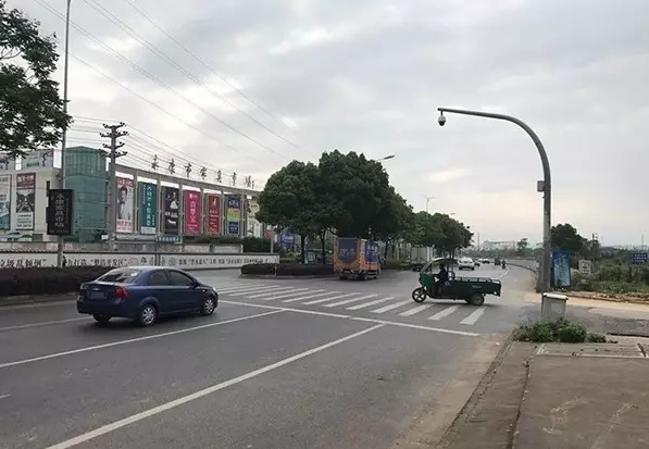 銷售帶客戶試駕寶馬X1 于是上演了一場