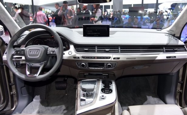 全新混動(dòng)系統(tǒng)奧迪Q7e-tron正式上市，售價(jià)92.88萬元-鋒巢網(wǎng)