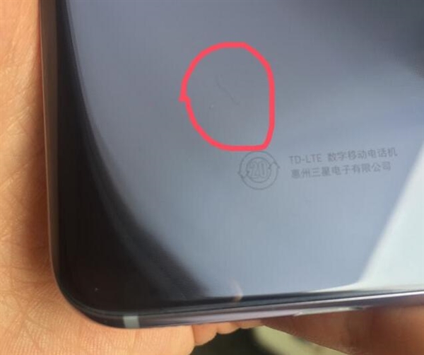 品控值得關(guān)注 三星Galaxy S8玻璃后殼內(nèi)出現(xiàn)一根毛發(fā)-鋒巢網(wǎng)