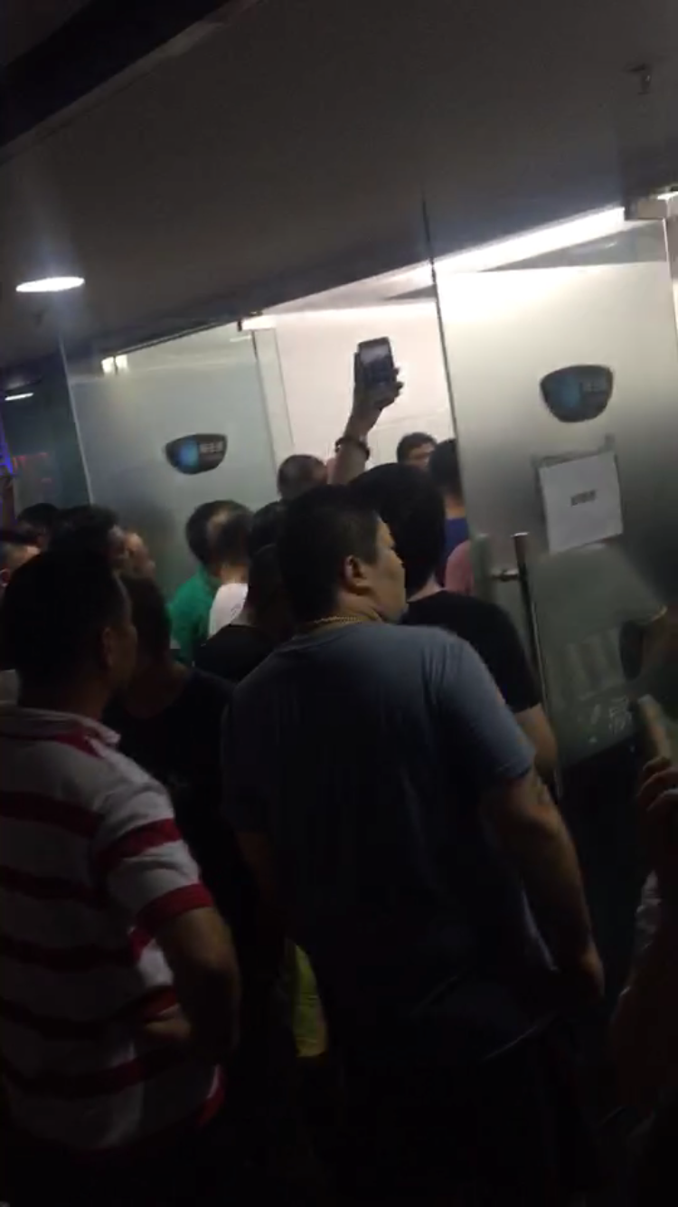 易到總部被司機(jī)圍攻：聲討司機(jī)與警察險發(fā)生沖突-鋒巢網(wǎng)