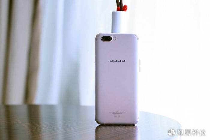 OPPO R11正式發(fā)布 眾多娛樂圈明星助陣售價2999元-鋒巢網(wǎng)