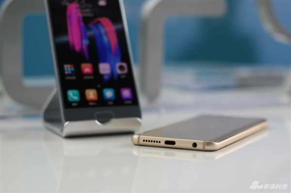 曲線機(jī)身流光四溢 榮耀9真機(jī)現(xiàn)場(chǎng)圖賞-鋒巢網(wǎng)