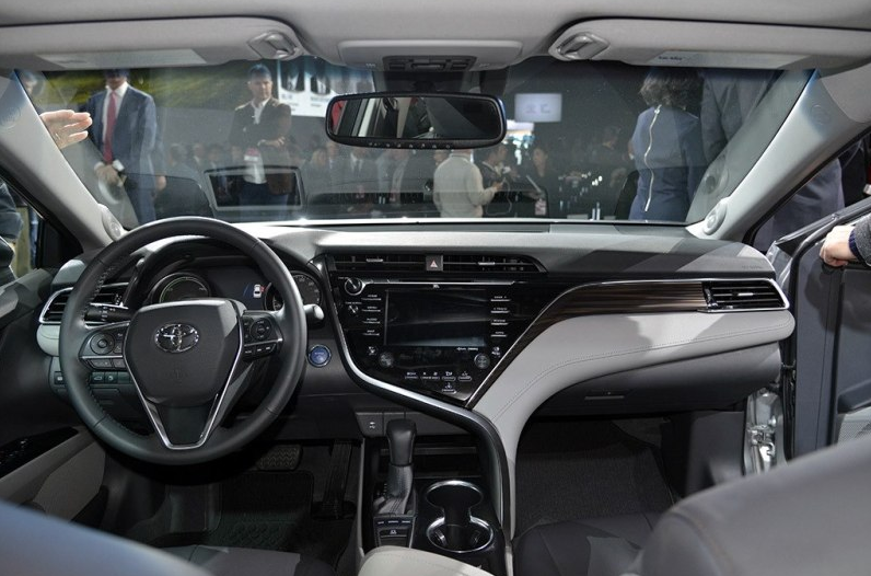 全新豐田凱美瑞11月上市：過(guò)去與現(xiàn)在，你愛(ài)的是哪個(gè)？-鋒巢網(wǎng)