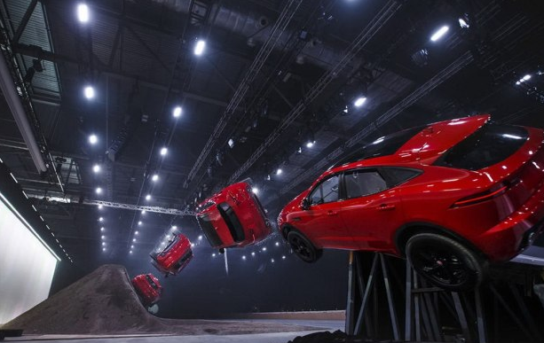 外國(guó)人為什么少系列：特技駕駛員開著捷豹旋轉(zhuǎn)飛上天！-鋒巢網(wǎng)