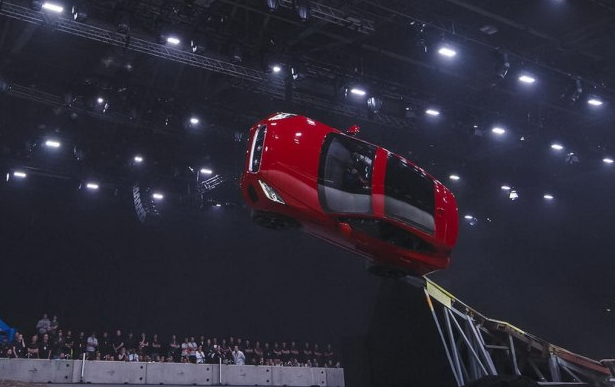 外國(guó)人為什么少系列：特技駕駛員開著捷豹旋轉(zhuǎn)飛上天！-鋒巢網(wǎng)