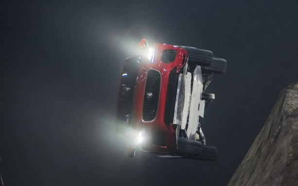 外國(guó)人為什么少系列：特技駕駛員開著捷豹旋轉(zhuǎn)飛上天！-鋒巢網(wǎng)