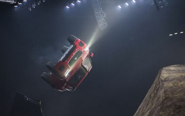 外國(guó)人為什么少系列：特技駕駛員開著捷豹旋轉(zhuǎn)飛上天！-鋒巢網(wǎng)