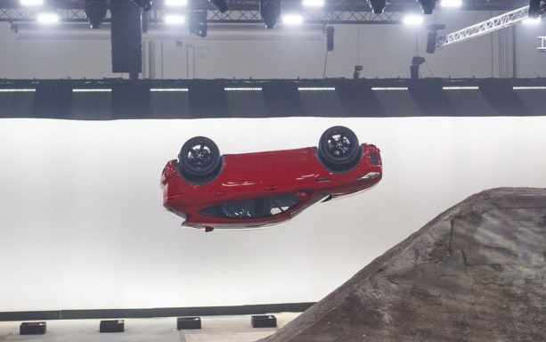 外國(guó)人為什么少系列：特技駕駛員開著捷豹旋轉(zhuǎn)飛上天！-鋒巢網(wǎng)