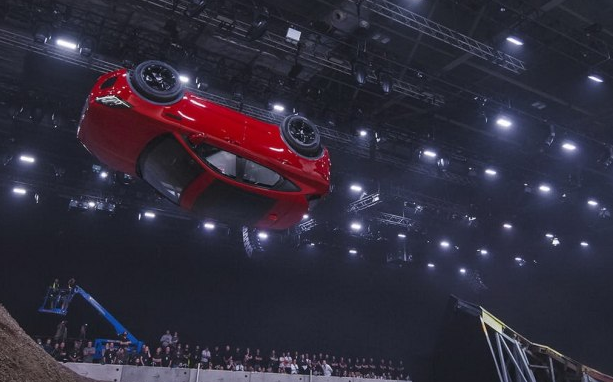 外國(guó)人為什么少系列：特技駕駛員開著捷豹旋轉(zhuǎn)飛上天！-鋒巢網(wǎng)