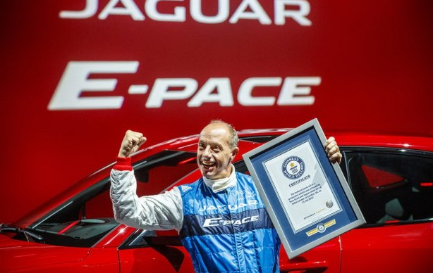 外國(guó)人為什么少系列：特技駕駛員開著捷豹旋轉(zhuǎn)飛上天！-鋒巢網(wǎng)