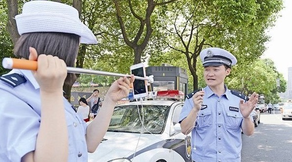 給交警直播點(diǎn)個(gè)贊,甭管有沒(méi)有吃瓜群眾-鋒巢網(wǎng)