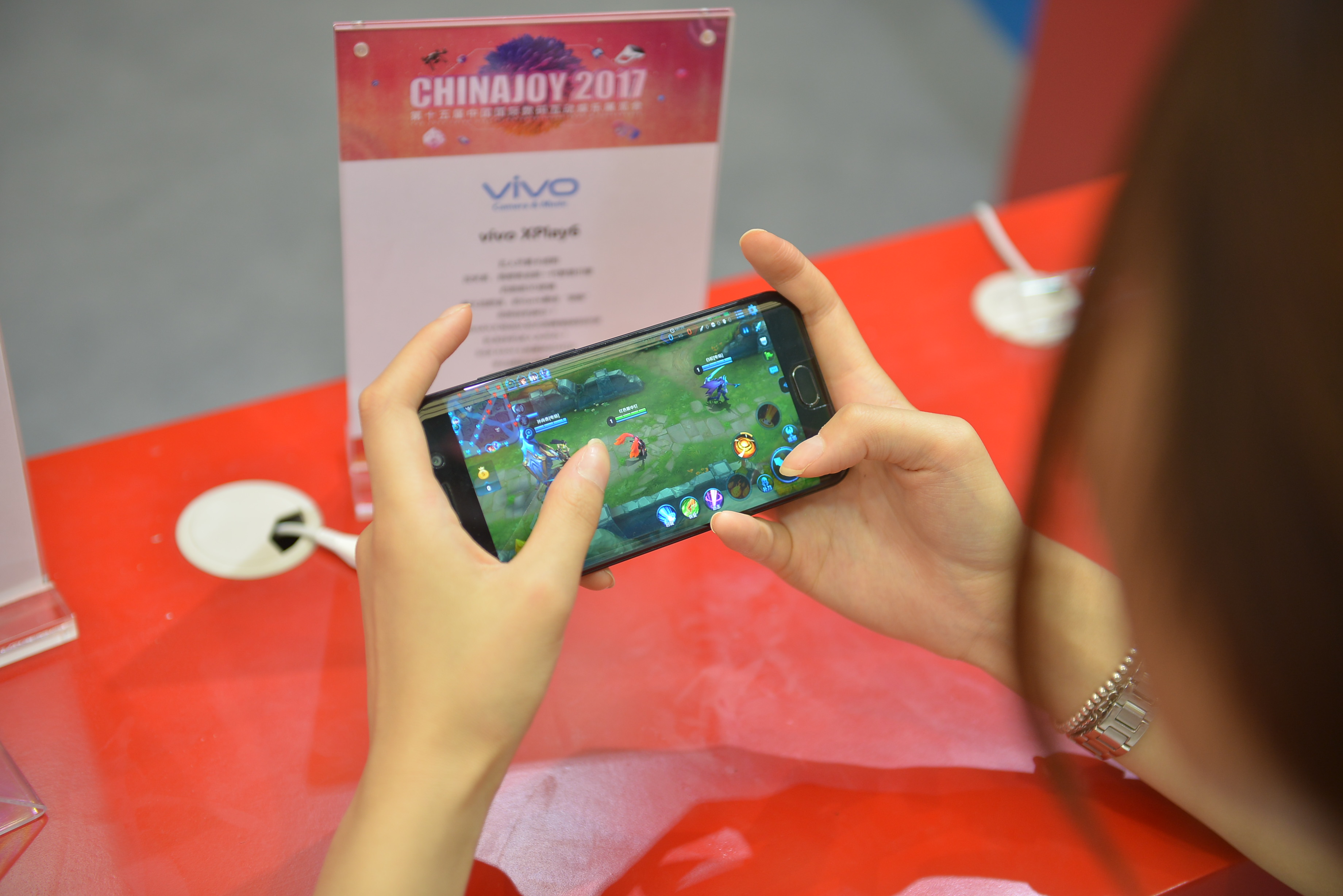 2017chinajoy全新手游必備神器 感受vivo Xplay6的暢快感-鋒巢網(wǎng)