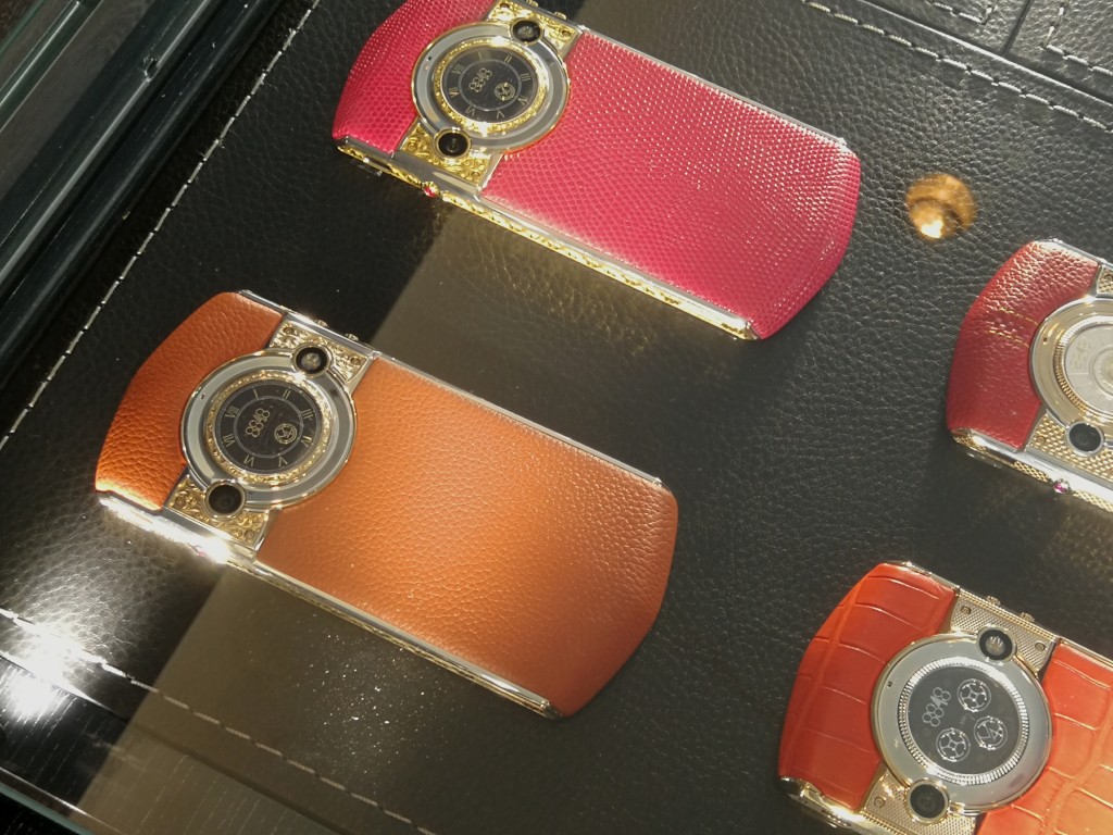 國(guó)產(chǎn)奢華品牌8848發(fā)布M4鈦金手機(jī) 頂配售價(jià)25888元-鋒巢網(wǎng)