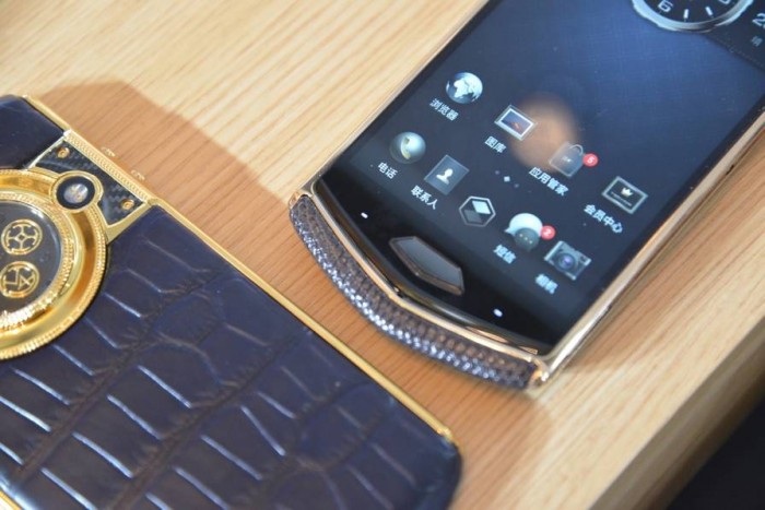 國(guó)產(chǎn)奢華品牌8848發(fā)布M4鈦金手機(jī) 頂配售價(jià)25888元-鋒巢網(wǎng)