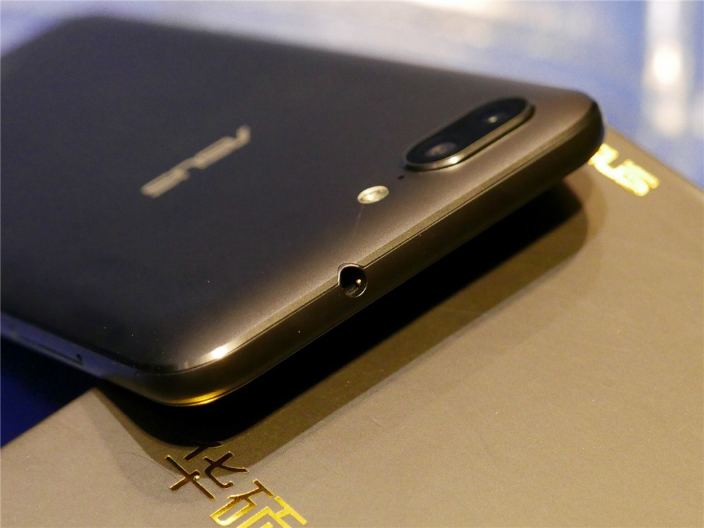 5000mAh大容量電池+雙鏡頭設計 華碩電神4評測-鋒巢網(wǎng)