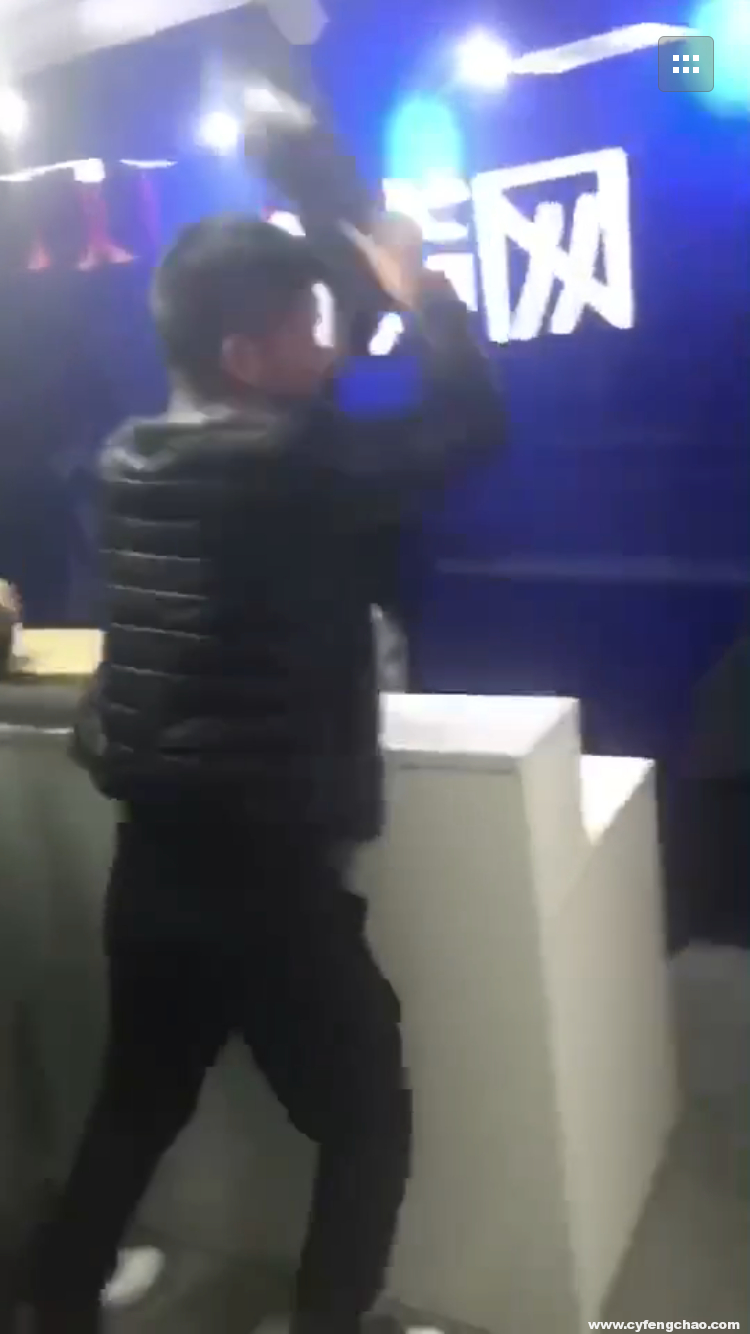 網(wǎng)友爆料：微貸網(wǎng)公司員工被打，前臺(tái)被砸-鋒巢網(wǎng)