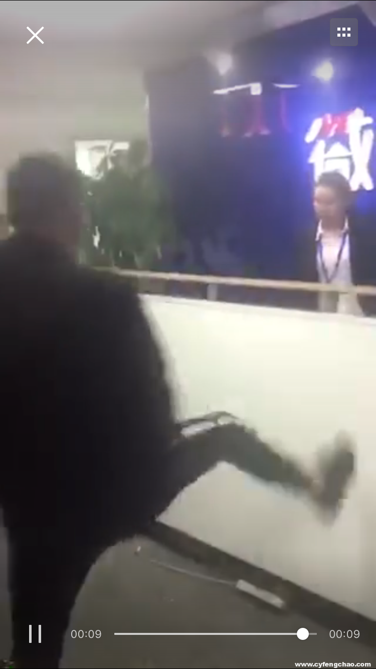 網(wǎng)友爆料：微貸網(wǎng)公司員工被打，前臺(tái)被砸-鋒巢網(wǎng)