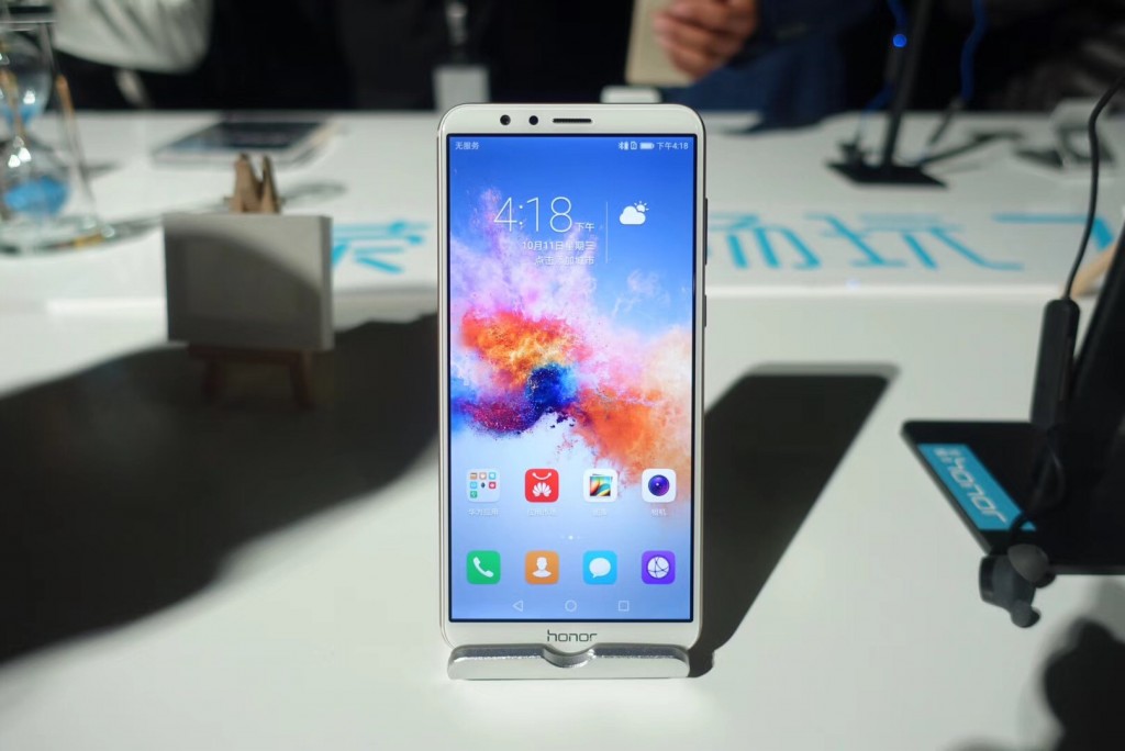 榮耀發(fā)布了一款1299元的“全面屏”手機(jī)，不過你覺得它夠“全面”嗎-鋒巢網(wǎng)