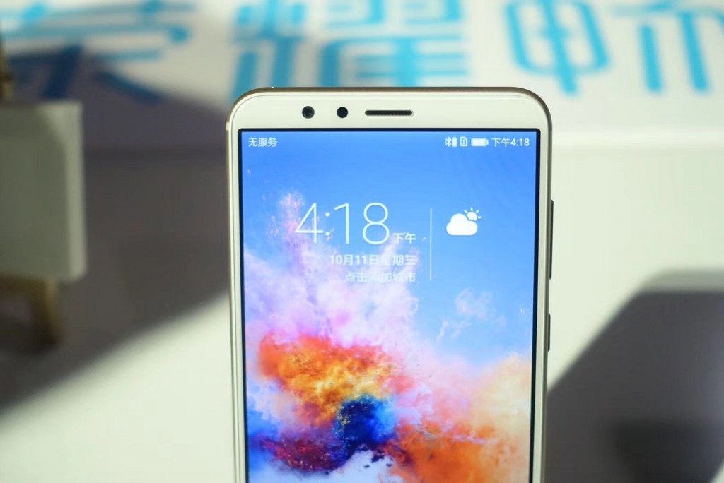 榮耀發(fā)布了一款1299元的“全面屏”手機(jī)，不過你覺得它夠“全面”嗎-鋒巢網(wǎng)