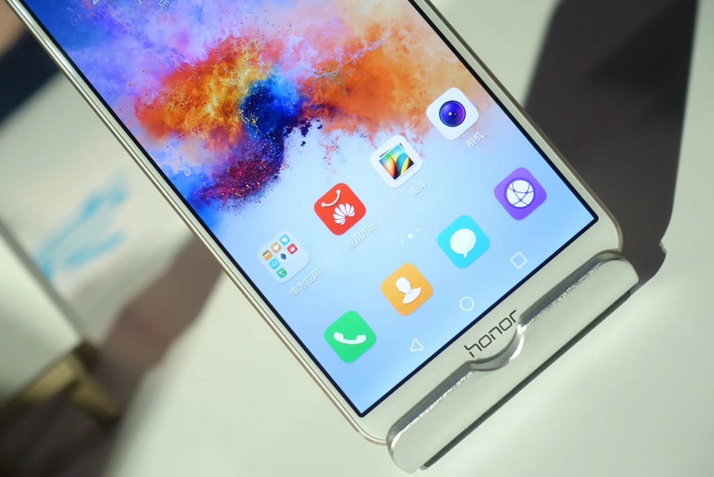 榮耀發(fā)布了一款1299元的“全面屏”手機(jī)，不過你覺得它夠“全面”嗎-鋒巢網(wǎng)