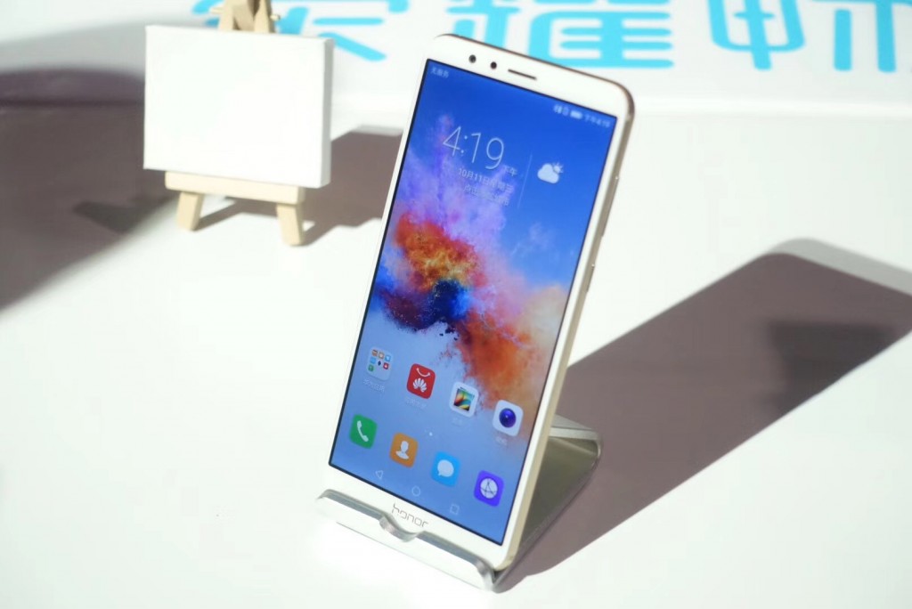 榮耀發(fā)布了一款1299元的“全面屏”手機(jī)，不過你覺得它夠“全面”嗎-鋒巢網(wǎng)