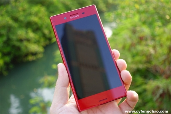 索尼Xperia XZ Premium鏡紅版真機亮相 全面屏大潮下的最后堅守者？-鋒巢網(wǎng)