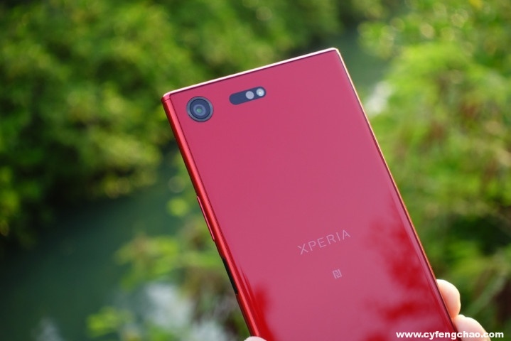 索尼Xperia XZ Premium鏡紅版真機亮相 全面屏大潮下的最后堅守者？-鋒巢網(wǎng)
