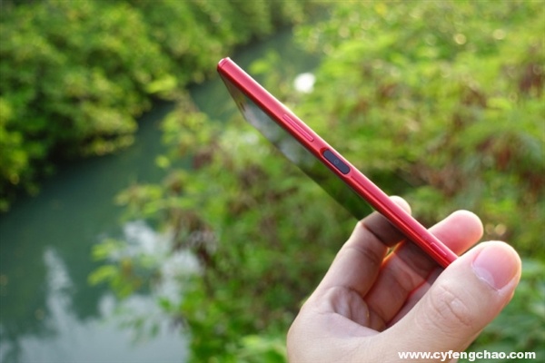 索尼Xperia XZ Premium鏡紅版真機亮相 全面屏大潮下的最后堅守者？-鋒巢網(wǎng)