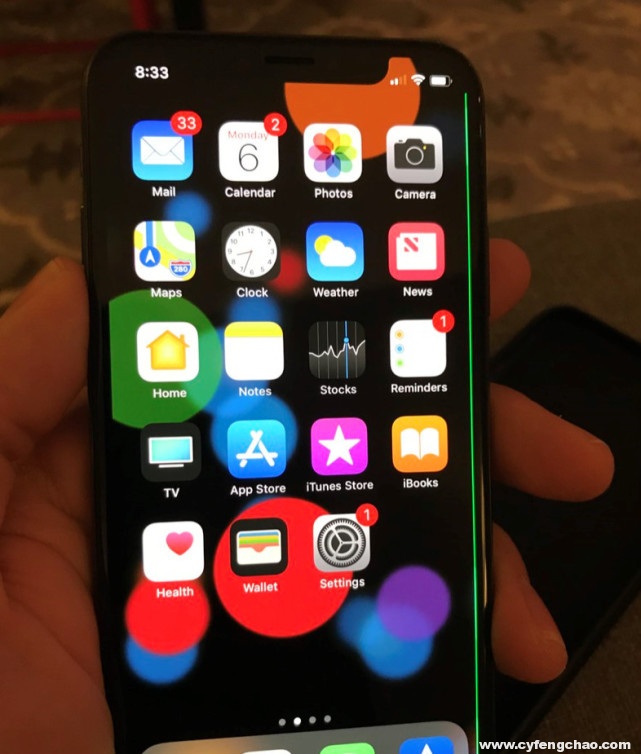 iPhone X屏幕出現(xiàn)綠色亮條故障：三星OLED面板的鍋？-鋒巢網(wǎng)