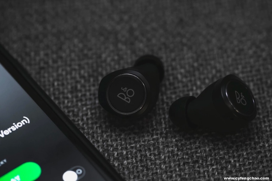 酷到炸裂！B&O Play首款無(wú)線耳機(jī)BeoPlay E8上市-鋒巢網(wǎng)