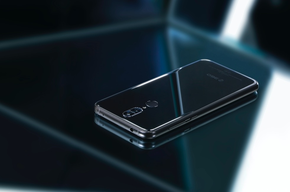 機(jī)鏡合一:360手機(jī)N6 Pro一款絕美的鏡面手機(jī)問世-鋒巢網(wǎng)