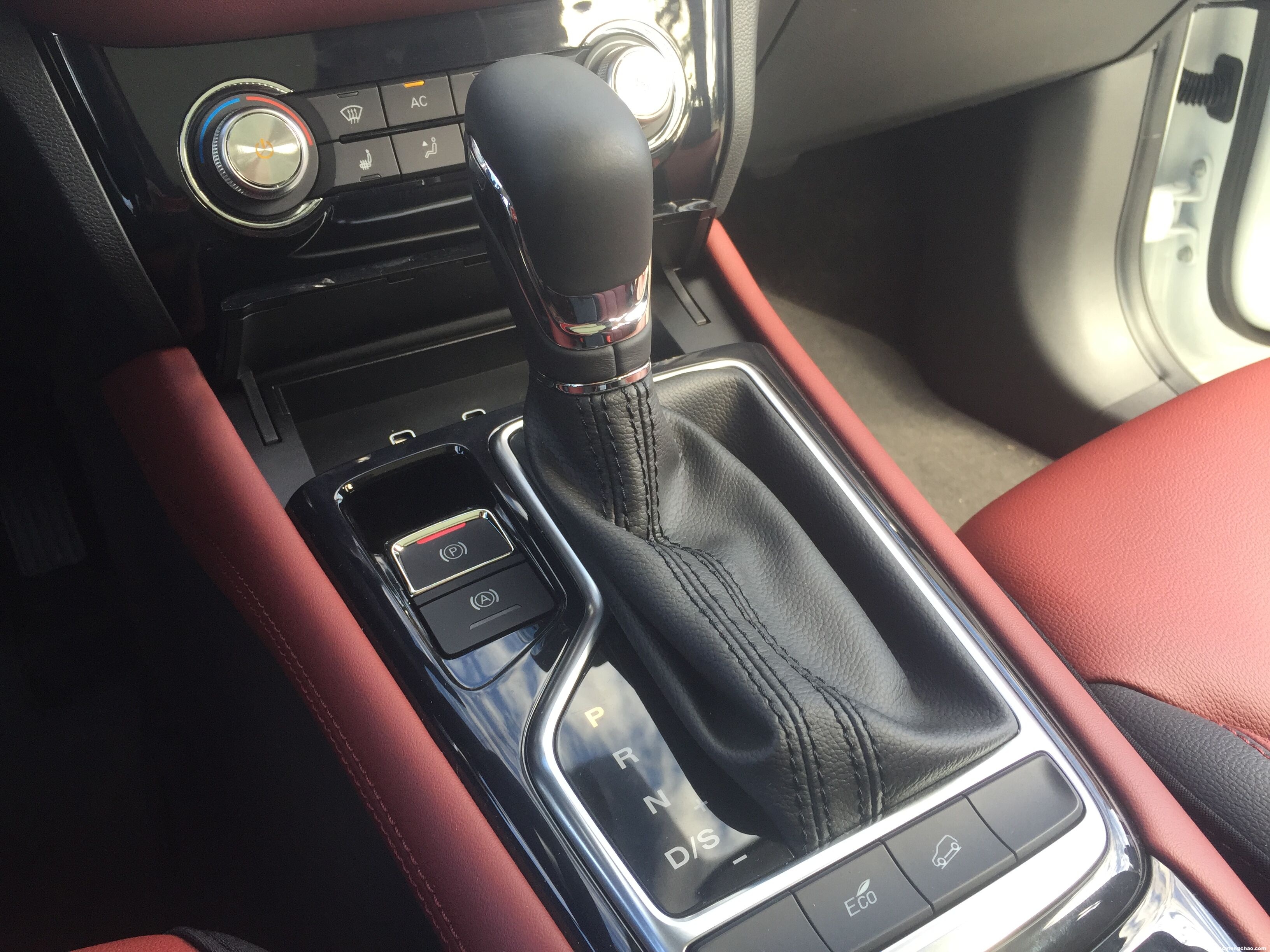 上汽榮威RX3：斗志昂揚(yáng)的斜杠青年！-鋒巢網(wǎng)