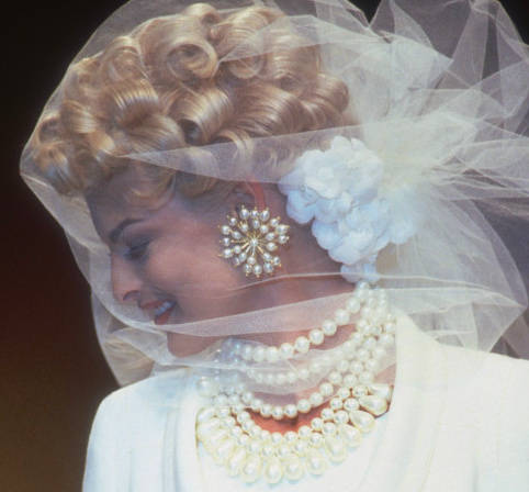 崇洋媚外的虛榮心，何時(shí)成為了我們津津樂道的新聞熱點(diǎn)？-鋒巢網(wǎng)