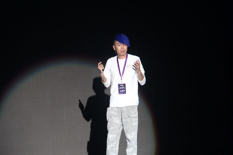 他把手插在兜里，離開了這個世界-鋒巢網