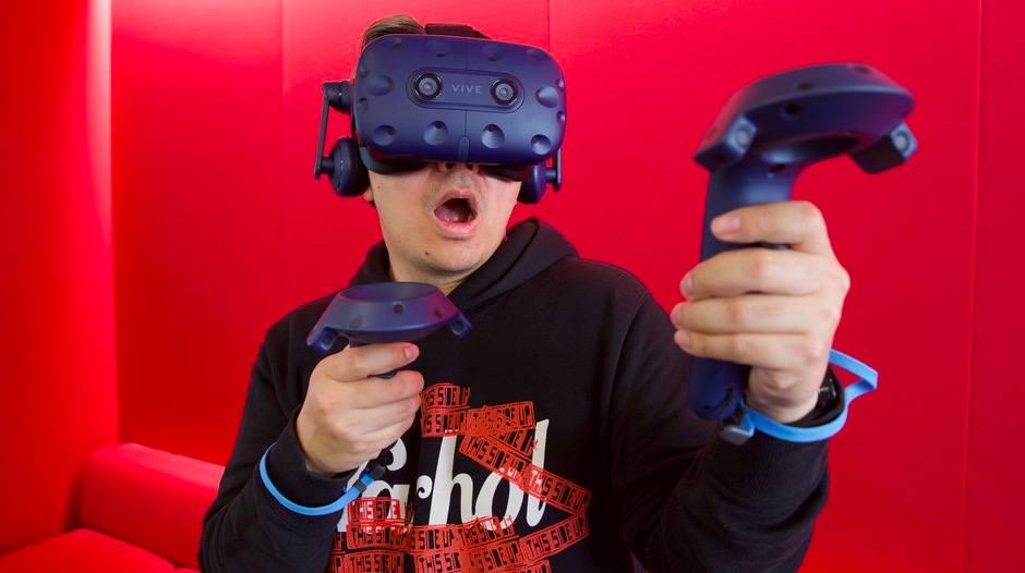 外媒點評：HTC Vive Pro是最好的VR頭盔，前提是得有錢-鋒巢網(wǎng)