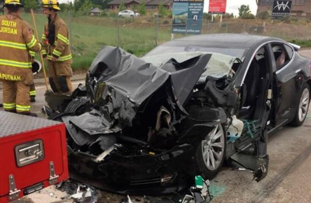 特斯拉又發(fā)生追尾事故，未確定是否啟用了Autopilot功能-鋒巢網(wǎng)