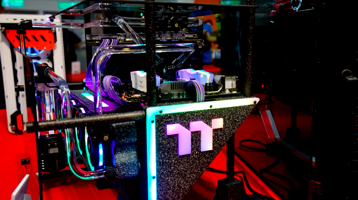 鋒巢網(wǎng)直播| 2018臺北電腦展：只為勇者而生 華碩ROG&靈耀X新品發(fā)布會直播-鋒巢網(wǎng)