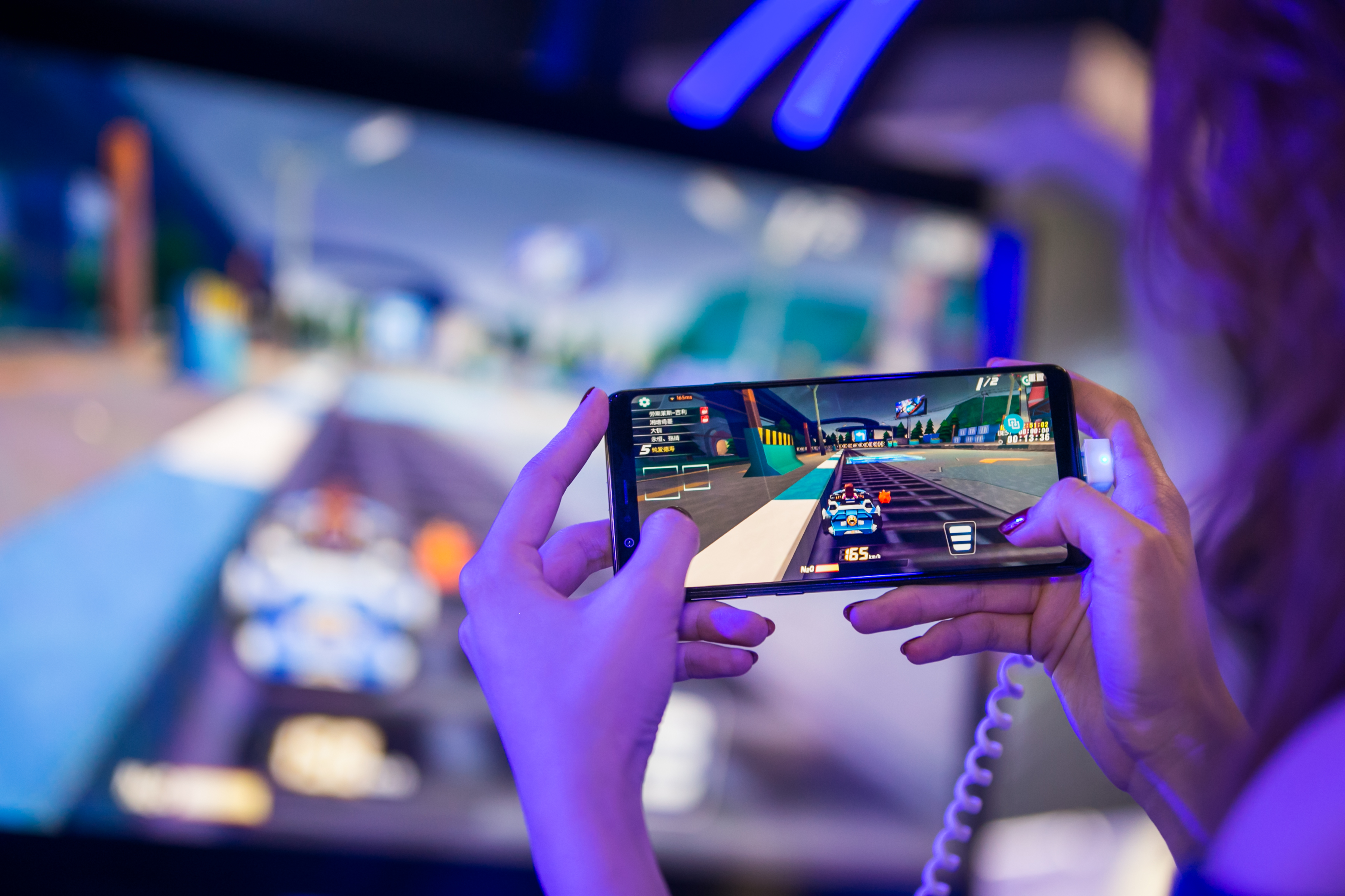 2400萬(wàn)AI純粹美拍，三星做出了一款年輕人都愛(ài)的智能手機(jī)-鋒巢網(wǎng)