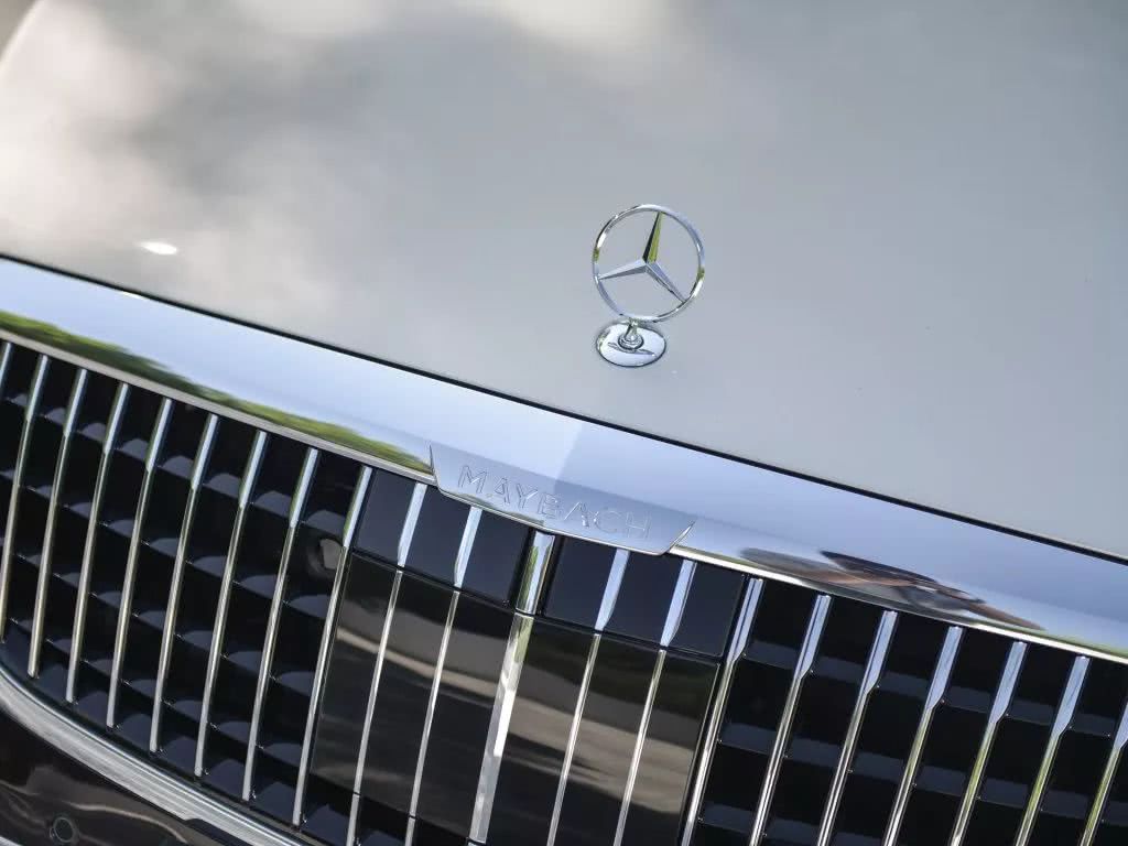 邁巴赫S680，帶你見識土豪的生活！-鋒巢網(wǎng)