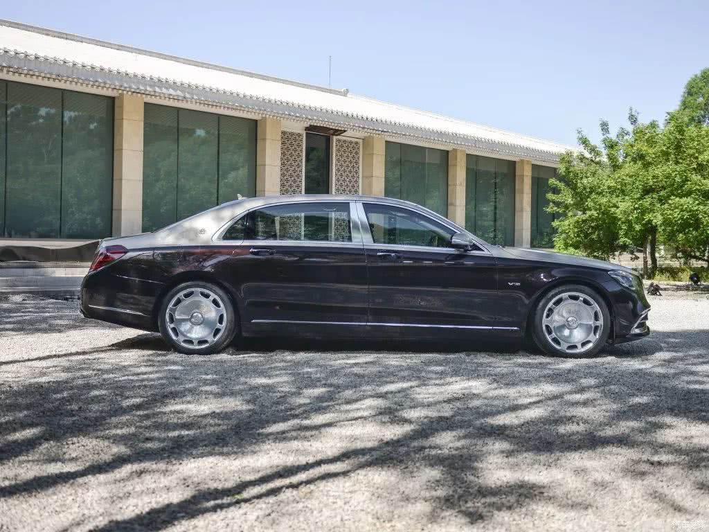 邁巴赫S680，帶你見識土豪的生活！-鋒巢網(wǎng)