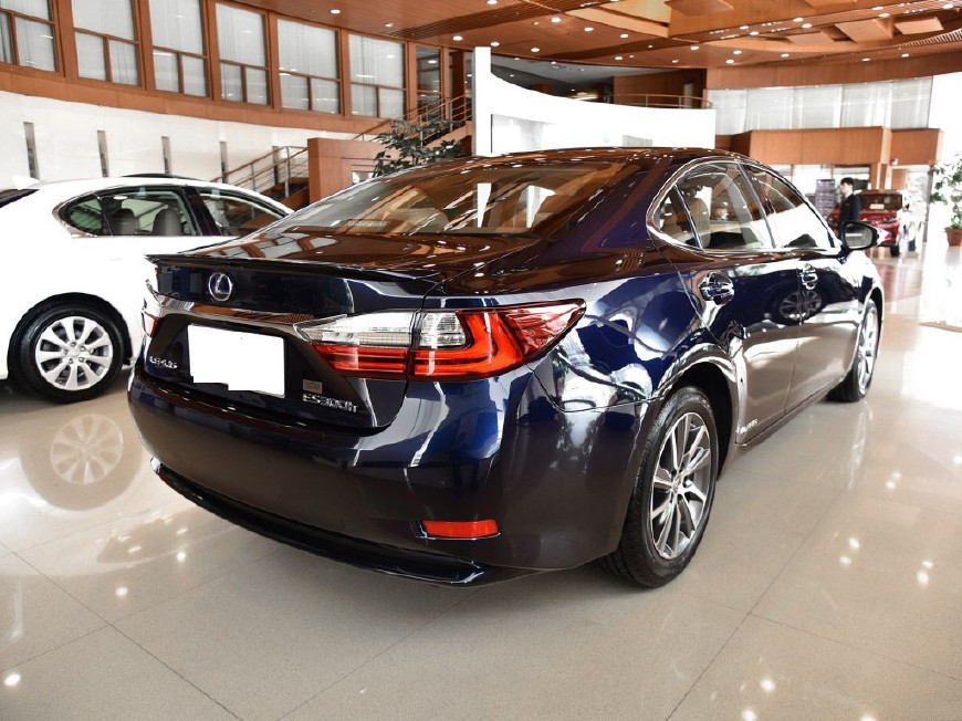 新版雷克薩斯ES亮相 寶馬5系涼涼-鋒巢網(wǎng)