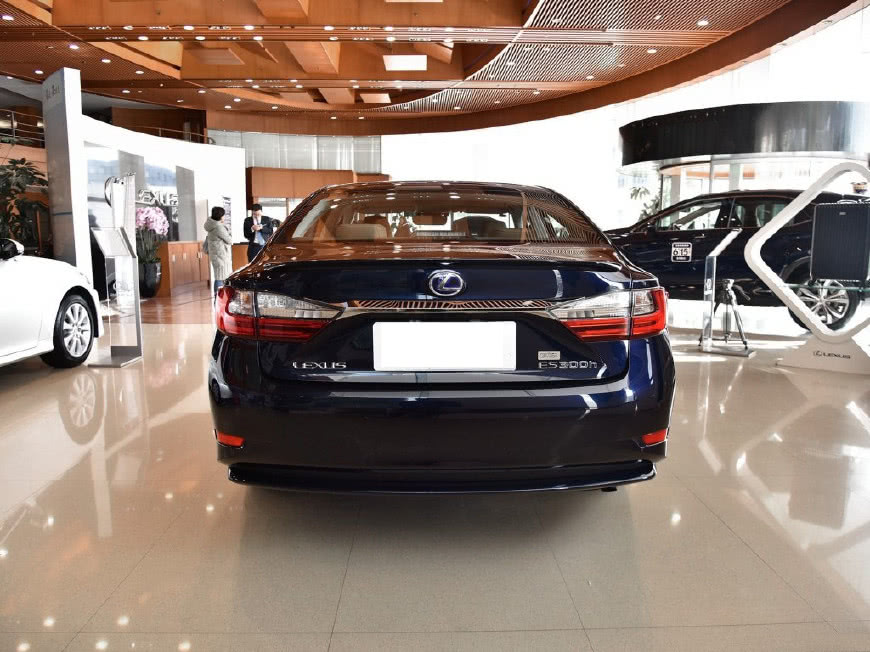 新版雷克薩斯ES亮相 寶馬5系涼涼-鋒巢網(wǎng)