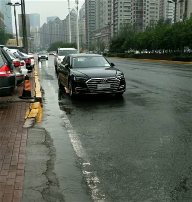 全新奧迪A8百公里加速僅需5.7秒，尾燈氣場(chǎng)十足！-鋒巢網(wǎng)