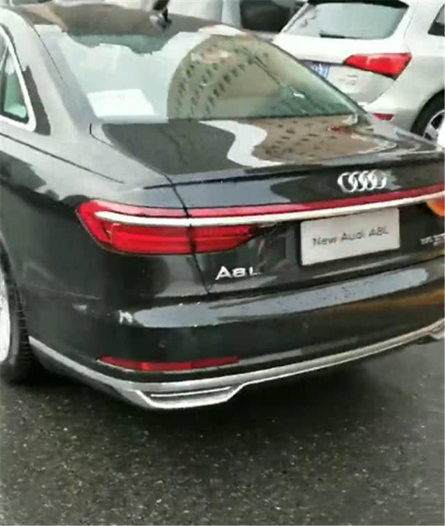 全新奧迪A8百公里加速僅需5.7秒，尾燈氣場(chǎng)十足！-鋒巢網(wǎng)