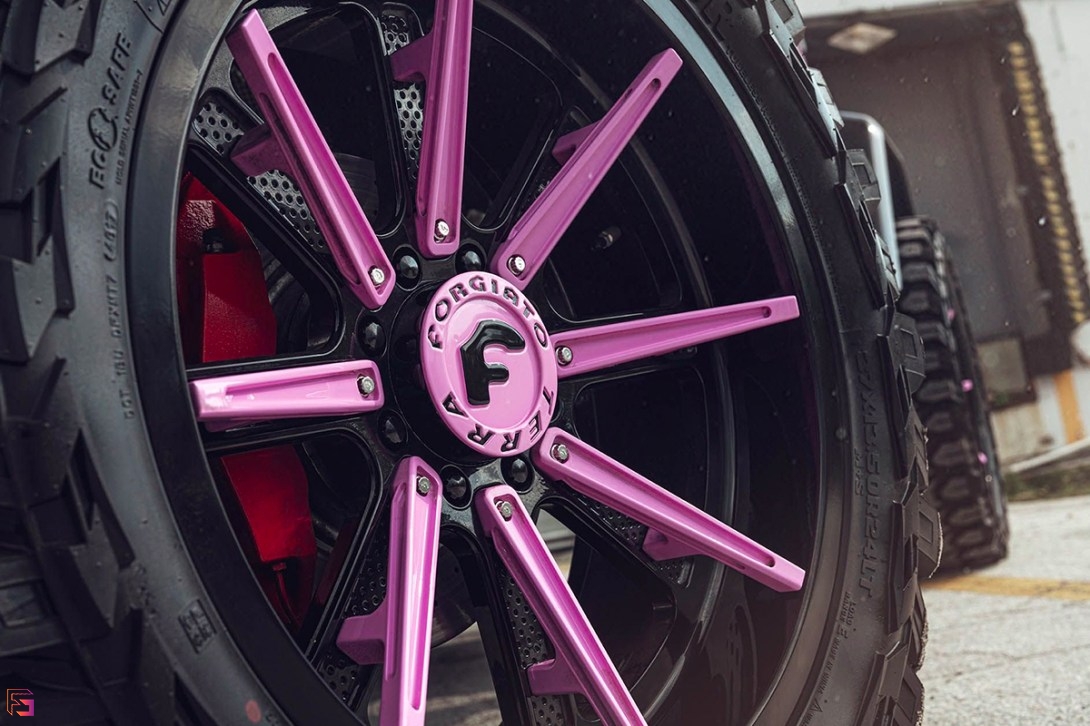 粉色Mercedes-Benz G-Class，特別定制，剛?cè)岵⒅兀?鋒巢網(wǎng)